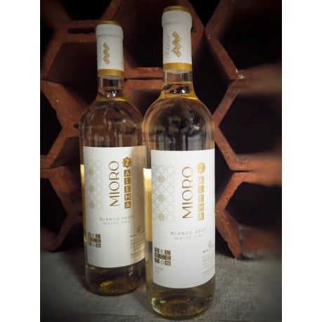 FRUIT DRY MIORO WINE